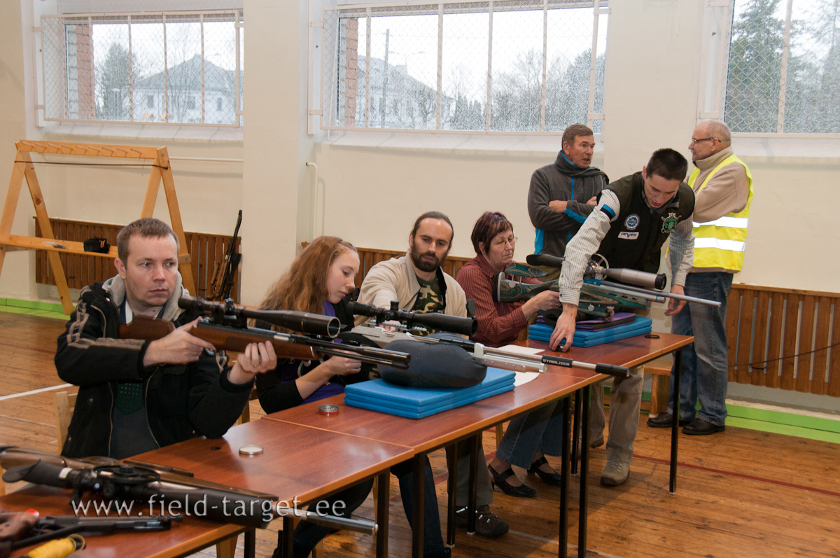 Keskel vedrupüsside Eesti Meister 2011, Elmet Orasson, juhendamas laskmist suruõhupüssist Steyr